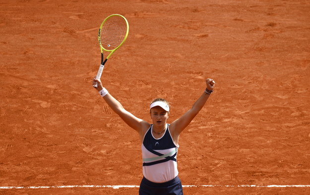 Barbora Krejcikova po zwycięstwie w French Open /YOAN VALAT  /PAP/EPA