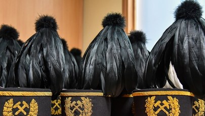 Barbórka. Co oznaczają kolory piór w górniczych czapkach?