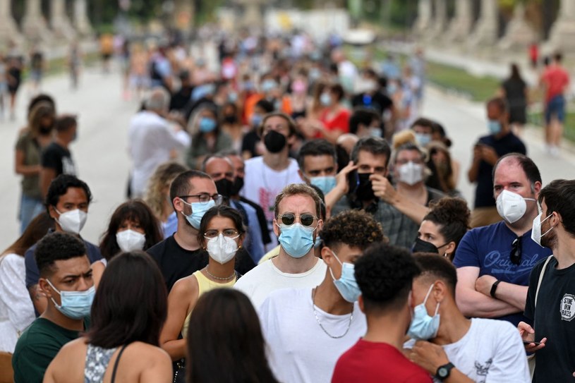 Barcelona - kolejka do szczepienia na COVID-19 /AFP