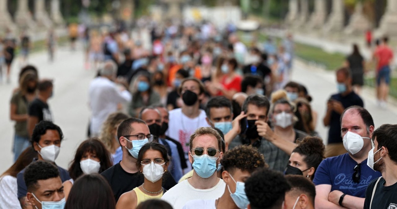 Barcelona - kolejka do szczepienia na COVID-19 /AFP