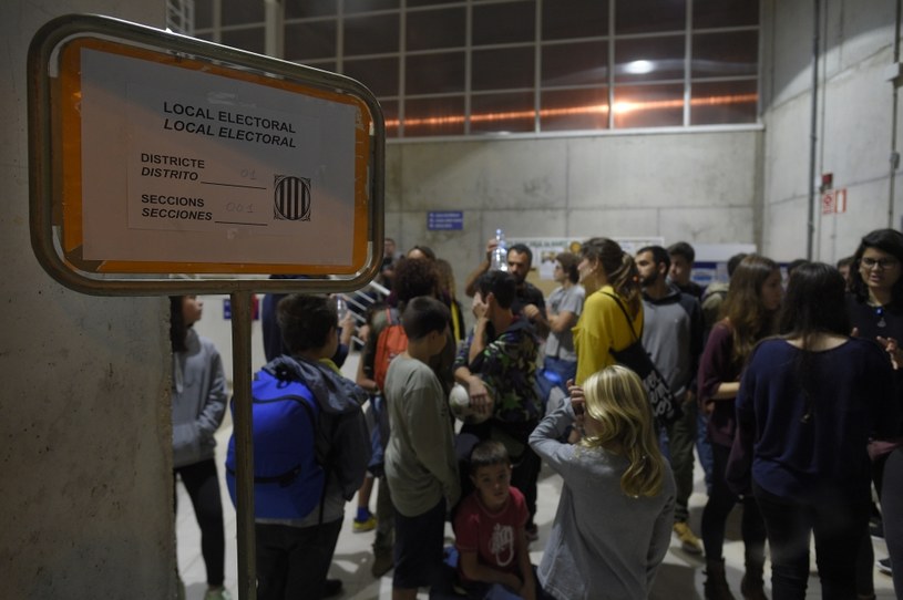 Barcelona: Kolejka przed jednym z lokali wyborczych /AFP