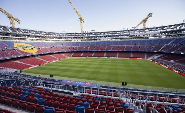 Barcelona nie wraca na Camp Nou. 9 miesięcy opóźnienia