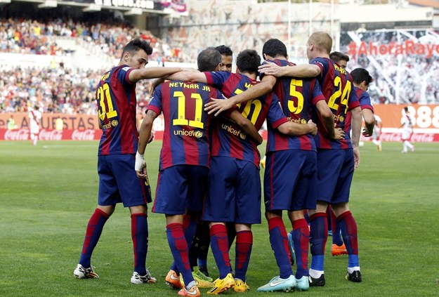 Barcelona świętuje po wygranym spotkaniu /FERNANDO ALVARADO /PAP/EPA