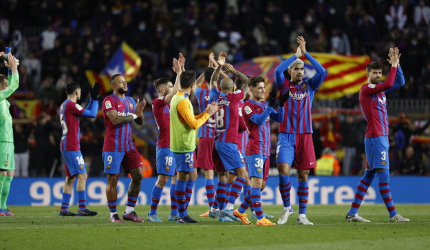 Barcelona świętuje zwycięstwo po meczu z Sevillą /TONI ALBIR /PAP/EPA