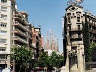 Barcelona, w głębi wieże Sagrada Familia /Encyklopedia Internautica