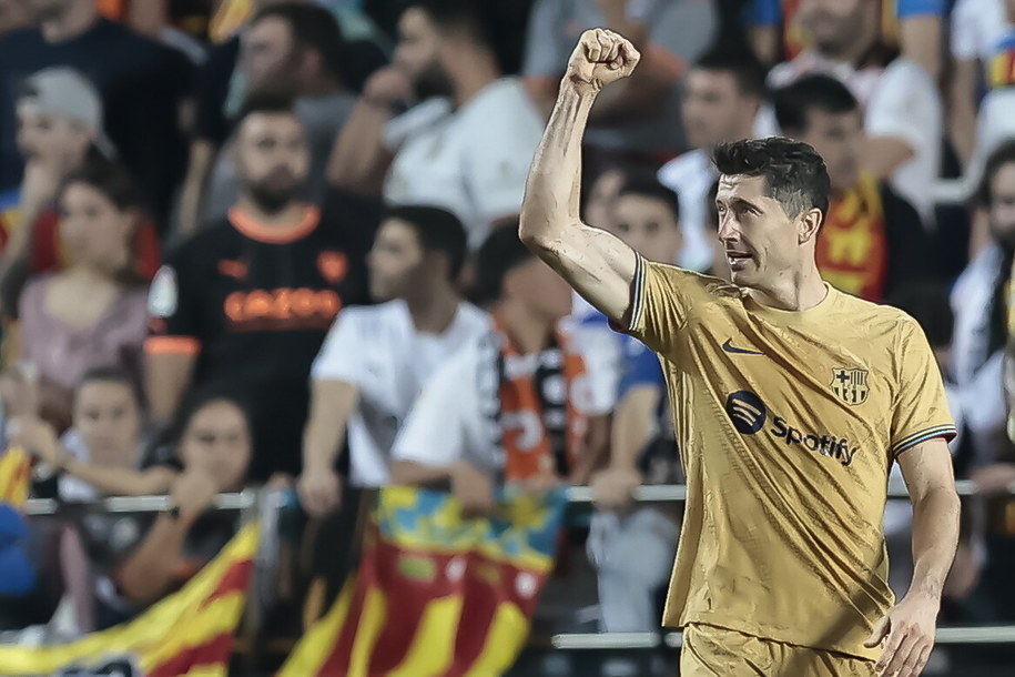 Barcelona wygrała z Valencią, Lewandowski bohaterem /BIEL ALINO  /PAP/EPA