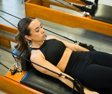 Bardziej efektywny trening na wszystkich poziomach zaawansowania. Co daje pilates na reformerach?