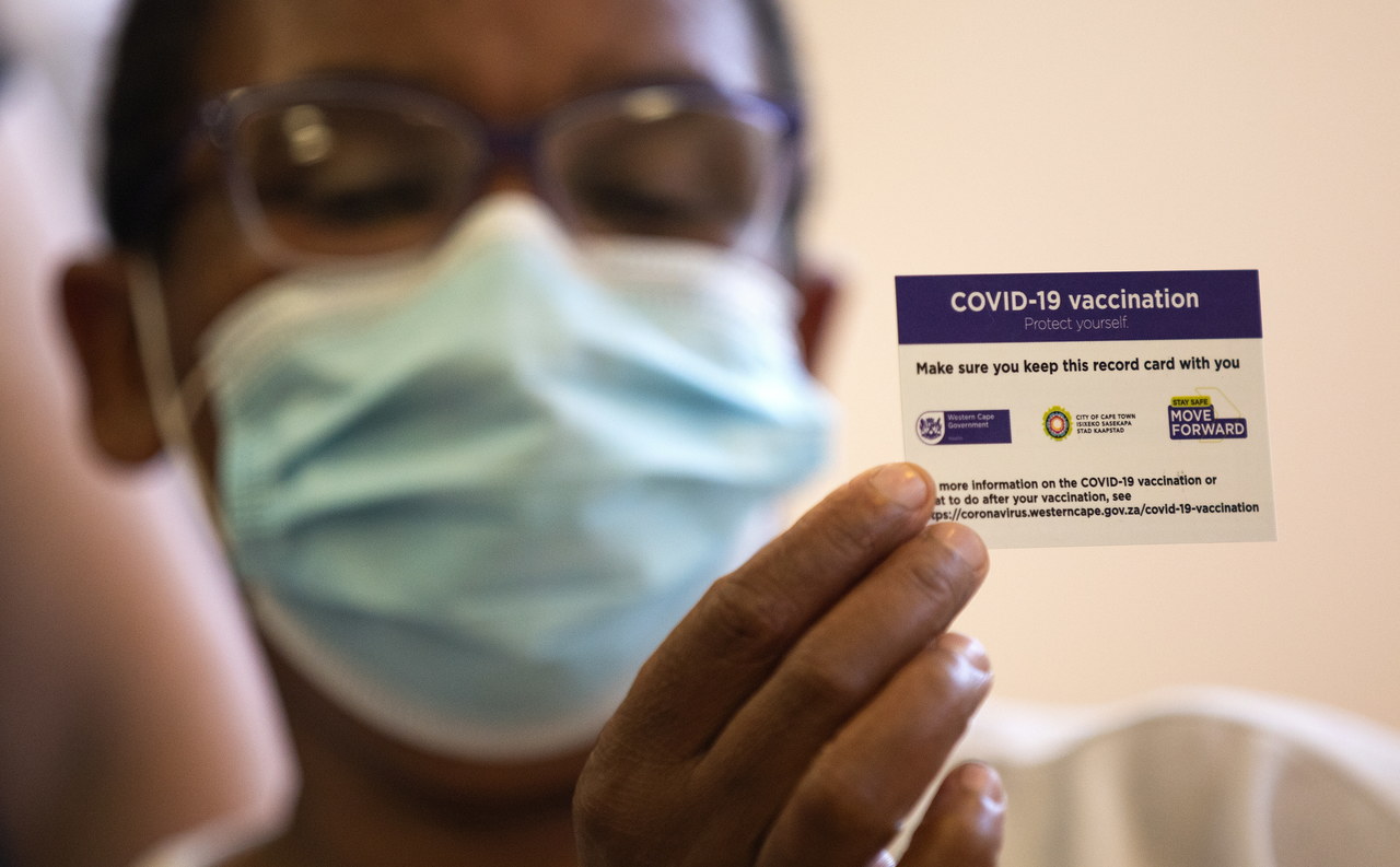 Bardziej zakaźny, może być odporny na szczepionki. Co wiemy o koronawirusie z RPA?