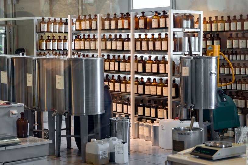 „Bardziej zrównoważone jest wytwarzanie perfum w laboratorium” – tłumaczy Benoit Verdier /123RF/PICSEL
