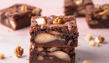 Bardzo czekoladowy deser, który nie idzie w boczki. Rozpływa się ustach, a w środku ma niespodziankę  