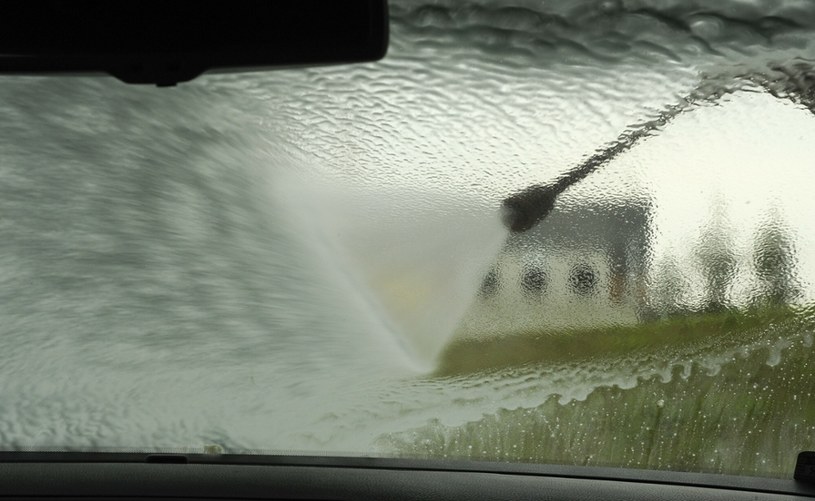 Bardzo często kierowcy zaraz po umyciu auta wyjeżdżają na ulice. W efekcie do mokrej karoserii szybko przywiera brud. /Wojciech Strozyk/REPORTER /East News