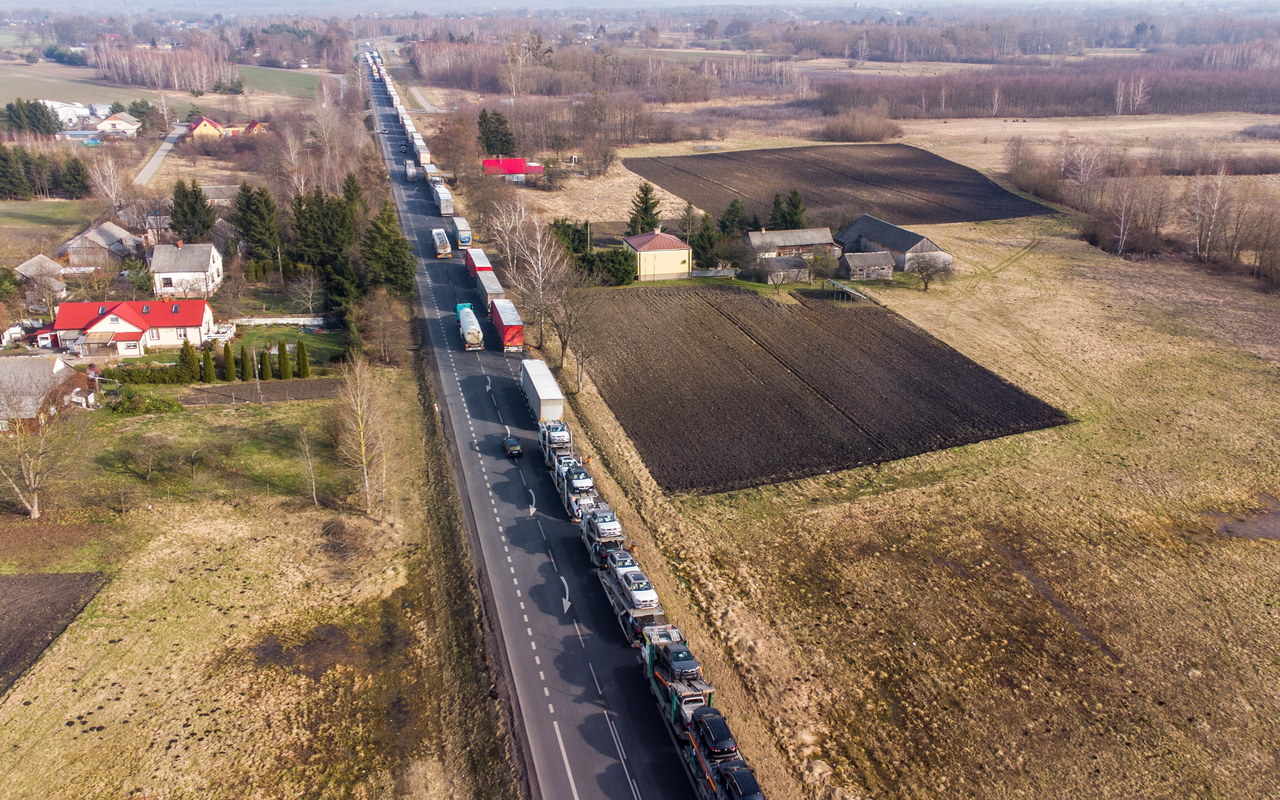 Bardzo długa kolejka ciężarówek przed przejściem w Koroszczynie