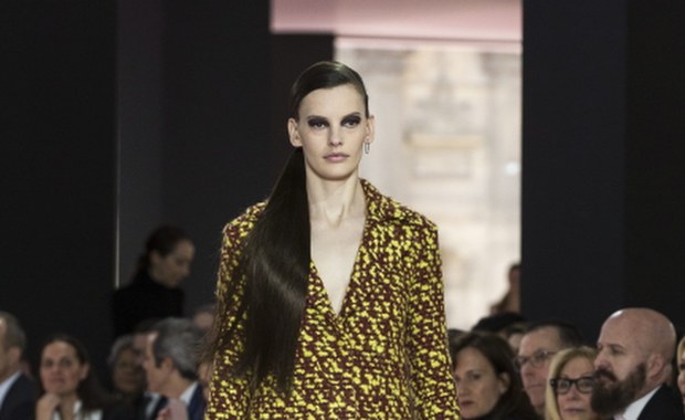 Bardzo długie płaszcze i futra hitem kobiecej mody!