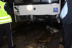 Bardzo groźny wypadek w Olsztynie. Sportowe auto uderzyło w autobus