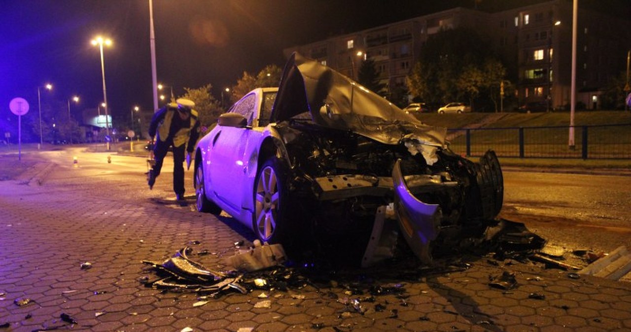 Bardzo groźny wypadek w Olsztynie. Sportowe auto uderzyło w autobus