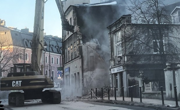 "Bardzo niebezpieczna i ryzykowna robota". Rozbiórka kamienicy w centrum Lublina 