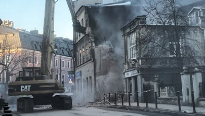"Bardzo niebezpieczna i ryzykowna robota". Rozbiórka kamienicy w centrum Lublina 