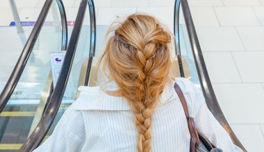 Bardzo osłabiają i niszczą włosy. Polki noszą je regularnie