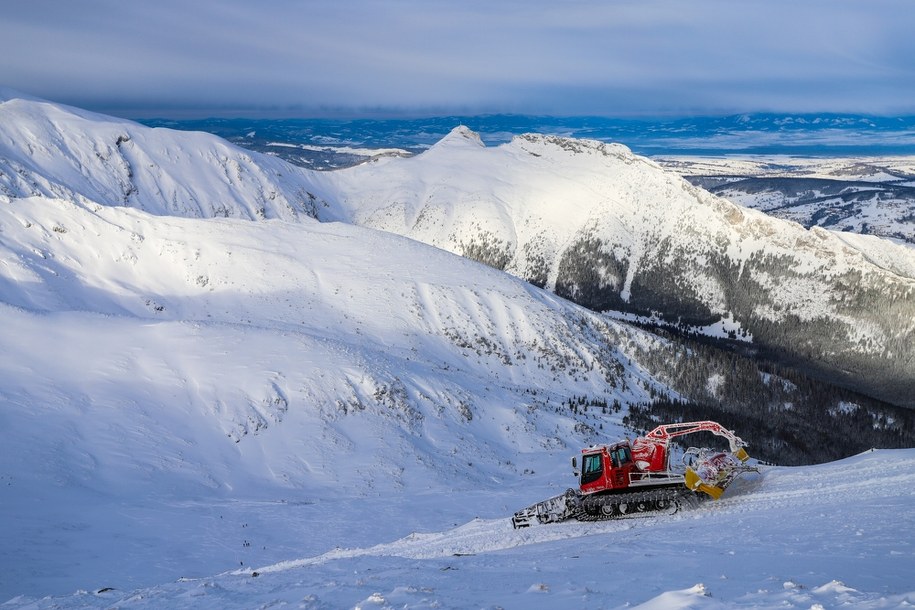 Bardzo trudne warunki w Tatrach. Szlaki zasypane, ponad metr śniegu w Dolinie Pięciu Stawów /Shutterstock