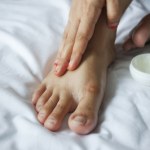 Bare pedicure to najmodniejsze paznokcie tego lata. Eleganckie i nie wymagają częstego odświeżania