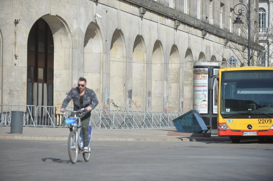 Barierki na Krakowskim Przedmieściu w Warszawie / 	Marcin Obara  /PAP