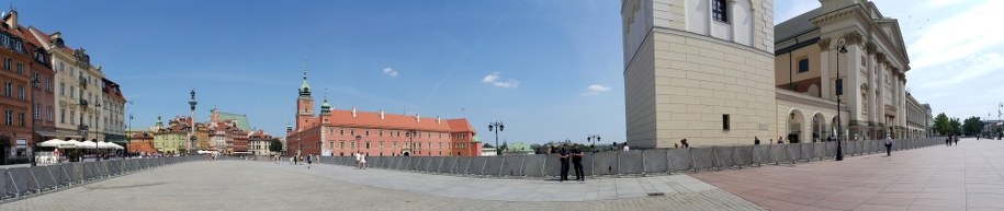 Barierki na Pl. Zamkowym /PAP/Radek Pietruszka    /PAP