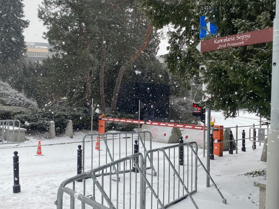 Barierki wróciły przed gmach Sejmu /Mateusz Chłystun /RMF FM