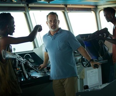 Barkhad Abdi, Tom Hanks i Mahat M. Ali w scenie z filmu "Kapitan Phillips"