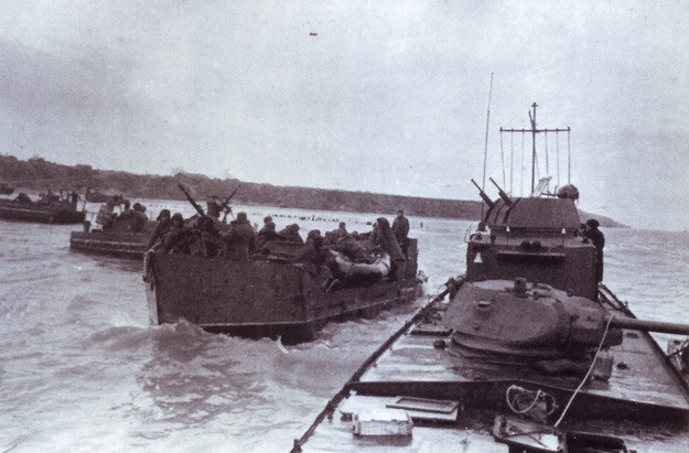 Barki desantowe w eskorcie kutrów projektu 1125 na Dunaju w 1944 roku. Tak mogła wyglądać operacja trzy lata wcześnej /INTERIA.PL/materiały prasowe
