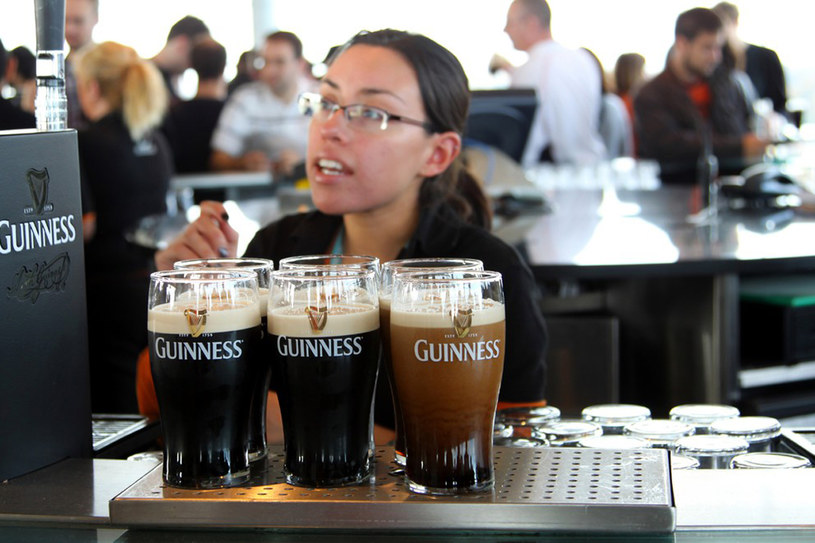 Barmanka w jednym z dublińskich pubów /fot. Tomasz Oszczepalski /East News