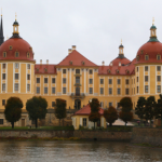 Barokowy pałac na wodzie to perełka Saksonii. Zamieszkiwał go polski król