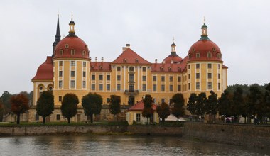 Barokowy pałac na wodzie to perełka Saksonii. Zamieszkiwał go polski król