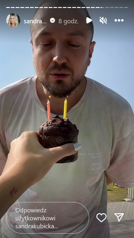 Baron dmucha świeczki z okazji swoich 40. urodzin /Instagram @sandrakubicka /