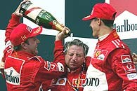 Barrichello, Jean Todt i Schumacher na podium /poboczem.pl