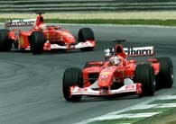 Barrichello prowadził przez cały dystans, ale wygrana przypadła Schumacherowi /poboczem.pl