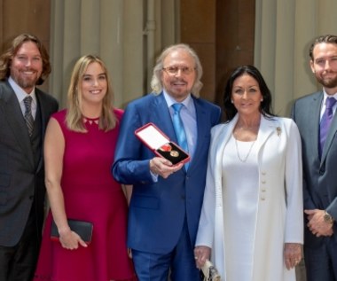 Barry Gibb z tytułem szlacheckim. Oddał hołd nieżyjącym braciom