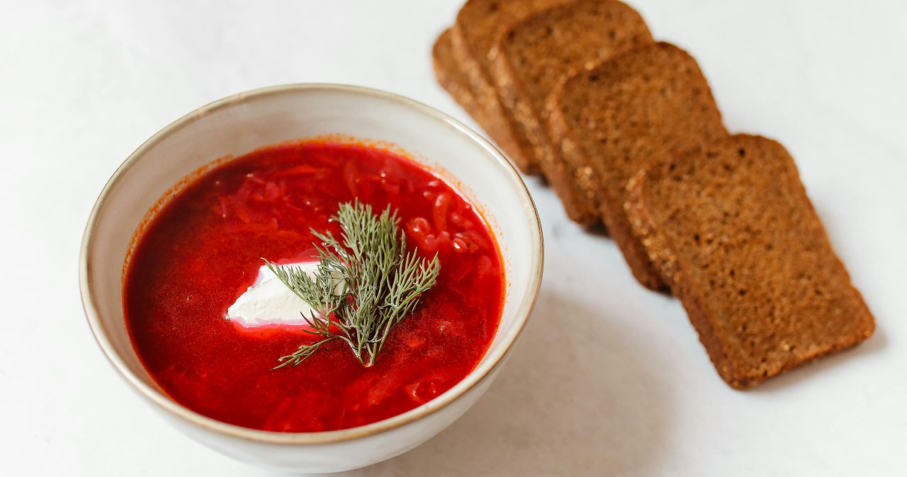 Barszcz czerwony zabielany wcale nie musi być niezdrowy / Polina Tankilevitch /pexels.com