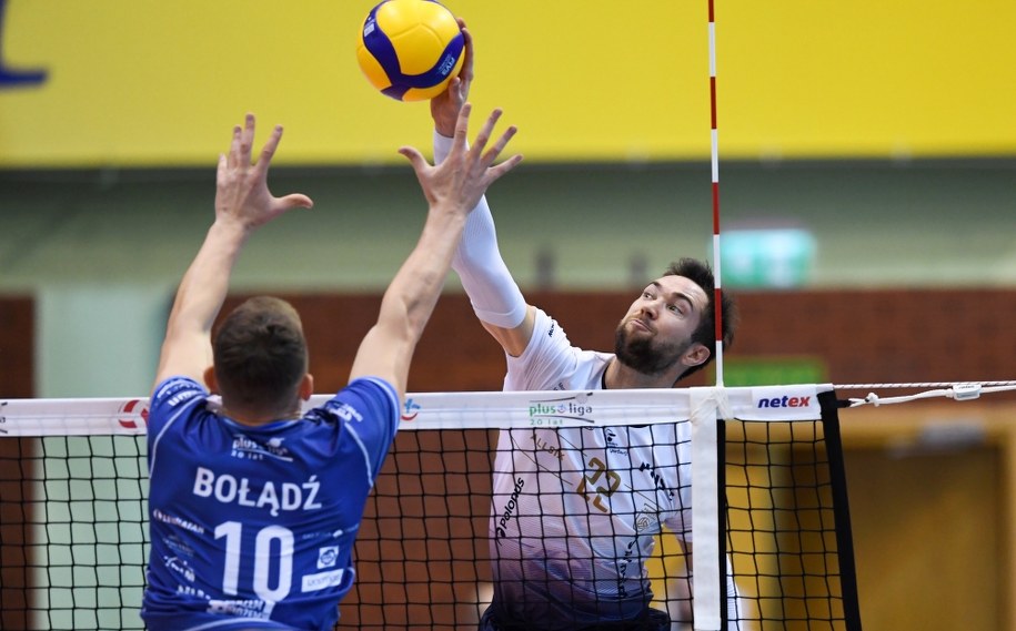 Bartłomiej Bołądź i Kevin Tillie podczas walki na siatce /Piotr Nowak /PAP