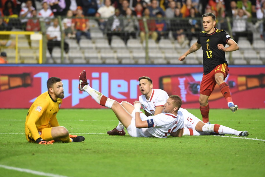 Bartłomiej Drągowski (L), Jan Bednarek (2L) i Kamil Glik (2P) oraz Belg Leandro Trossard (P) /Andrzej Lange /PAP