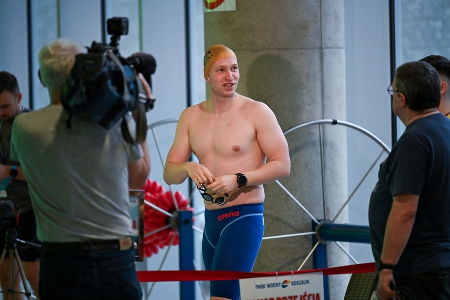 Bartłomiej Kubkowski podczas próby pobicia rekordu świata w 24-godzinnym pływaniu na 25-metrowym basenie w Koszalinie, styczeń 2025 r. /Piotr Kowala /PAP