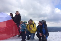 Bartłomiej Paulus razem z turystami rozwiesił flagę na Śnieżce