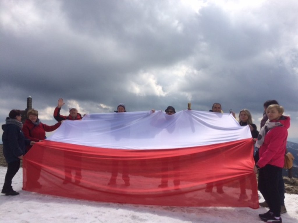 Bartłomiej Paulus razem z turystami rozwiesił flagę na Śnieżce, RMF FM //RMF FM
