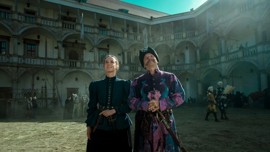 Bartłomiej Topa i Martyna Byczkowska na planie trzeciego sezonu "1670" /Jarosław Sosiński / Netflix /Materiały prasowe