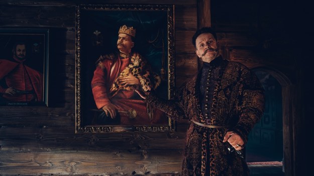 Bartłomiej Topa na planie "1670" /Robert Pałka / Netflix /Materiały prasowe