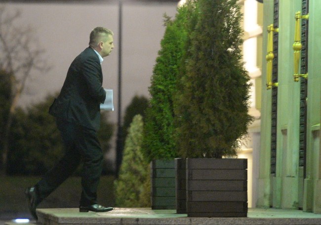 Bartosz Arłukowicz wchodzi na spotkanie z Ewą Kopacz /Jacek Turczyk /PAP