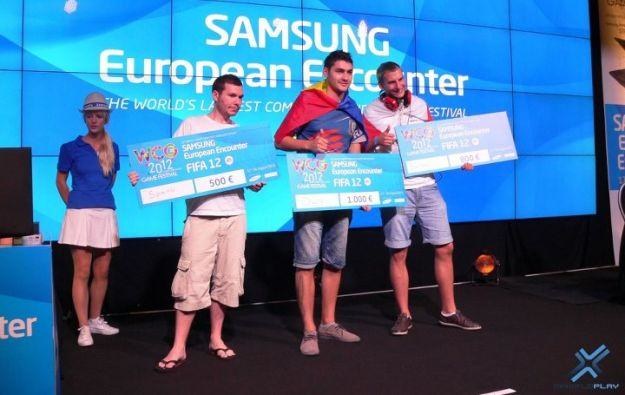 Bartosz "Bartas" Tritt (po prawej) zdobył tytuł wicemistrza Europy w FIFA 12! /Informacja prasowa