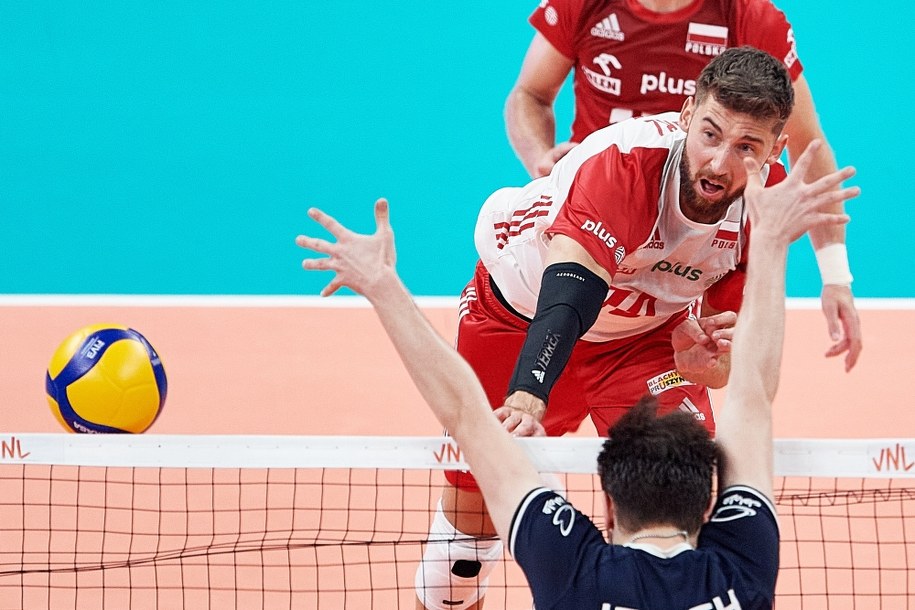 Bartosz Bednorz atakuje podczas meczu Iran - Polska /Adam Warżawa /PAP