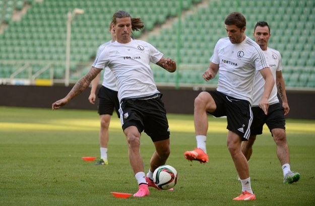 Bartosz Bereszyński (po prawej) i Aleksandar Prijović podczas treningu Legii przed rewanżowym meczem 3. rundy eliminacji Ligi Europejskiej z FK Kukesi /Bartłomiej Zborowski /PAP