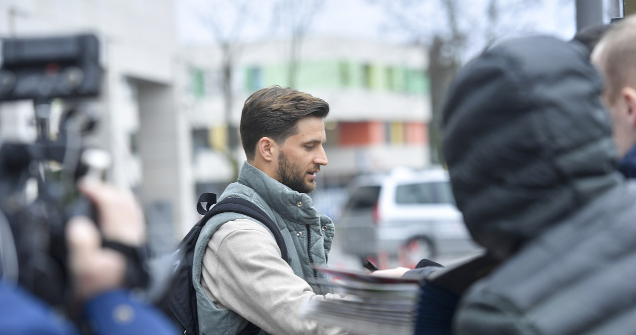 Bartosz Bereszyński rozdaje autografy przed zgrupowaniem kadry /Piętka Mieszko /AKPA