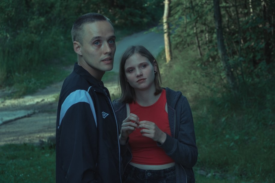 Bartosz Bielenia i Eliza Rycembel na planie "Bożego ciała" Jana Komasy /fot. Andrzej Wencel © Aurum Film /Materiały prasowe